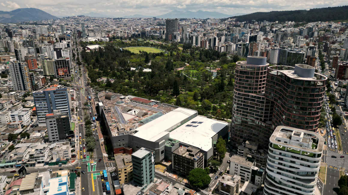 Vista aérea de edificios en el parque de La Carolina, en Quito, el 23 de octubre de 2023.