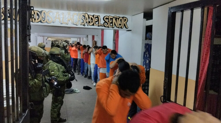 Policías destruyen paredes y pisos en busca de armas en cuatro cárceles de Ecuador