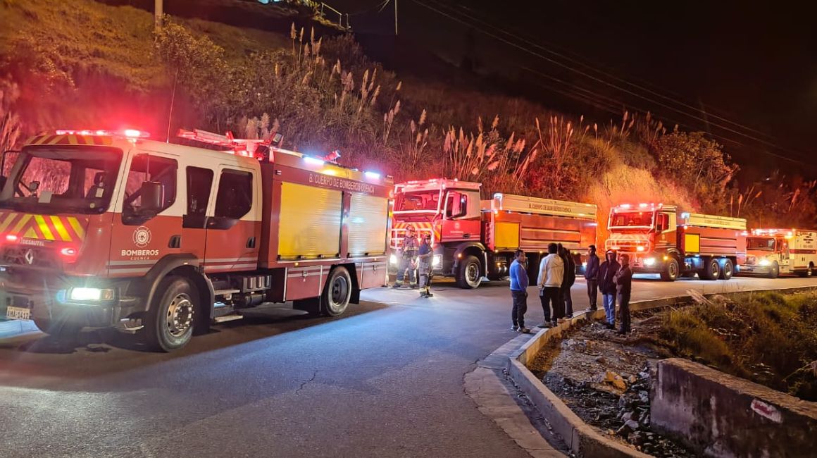 Carros de bomberos en la parroquia Tarqui, en el sur de Cuenca, donde ocurrió el incendio de una vivienda, el 15 de febrero de 2024.