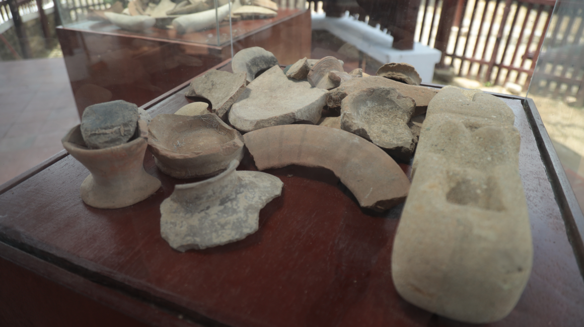Vestigios arqueológicos hallados en la parroquia rural Simón Bolívar de Santa Elena y exhibidos en la comuna de Sacachún.
