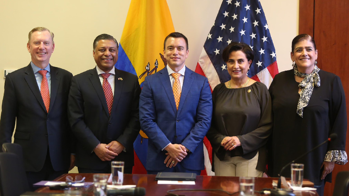 El presidente Daniel Noboa junto a la Canciller y Ministra de Gobierno posan con el embajador Fitzpatrick y Rahul Gupta, jefe antidrogas de la Casa Blanca, el 16 de febrero de 2024.