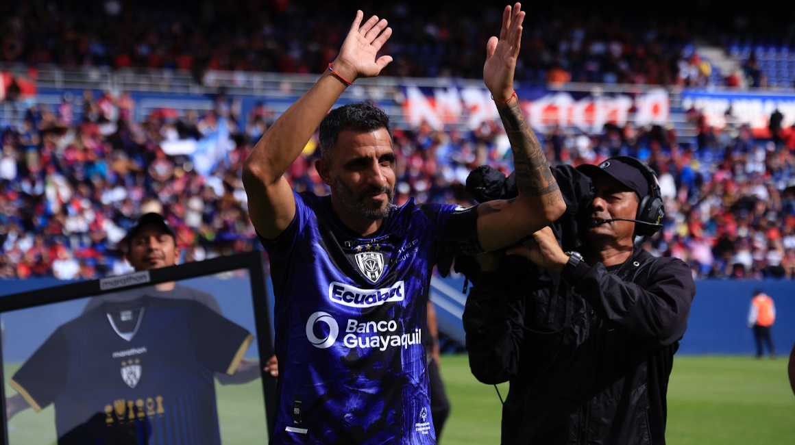 Cristian Pellerano saluda a la hinchada de Independiente del Valle, en el estadio Banco Guayaquil, el 17 de febrero de 2024.