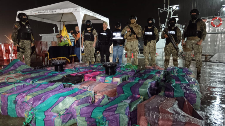 Pedernales: Sujetos lanzan droga al mar tras ser perseguidos por la Armada