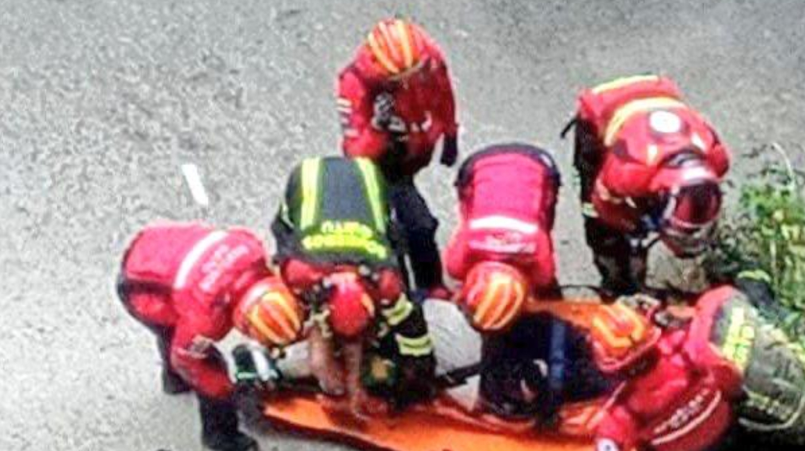 Cuerpo de Bomberos trabaja en rescate de afectados por un accidente vial en la zona de Collas. Foto del 18 de febrero de 2024.