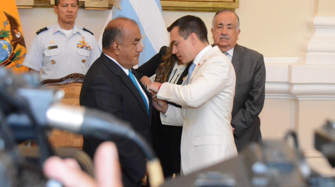 El presidente Daniel Noboa condecoró al periodista José Delgado, el 19 de febrero de 2024.