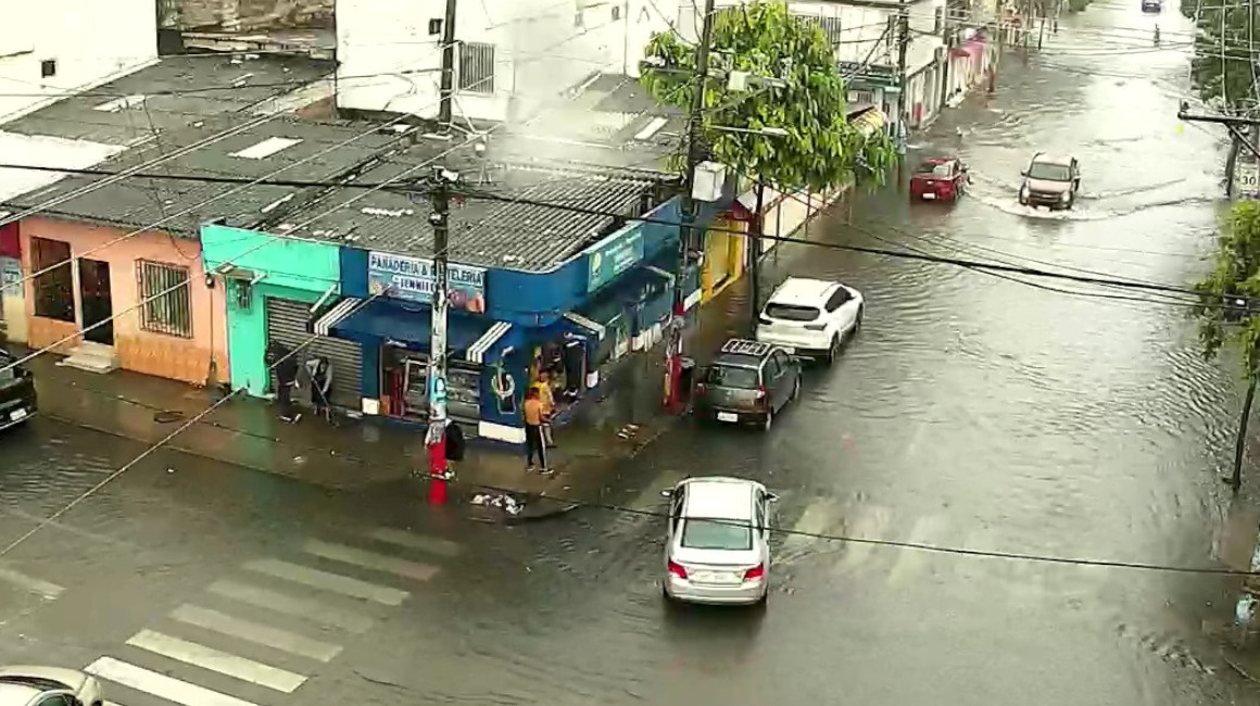 Guayaquil: 47 sectores inundados y caos vehicular tras 15 horas de torrencial lluvia