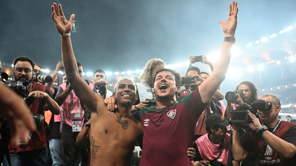 John Kennedy y Fernando Diniz, celebrando el título de la Copa Libertadores de Fluminense en 2023.