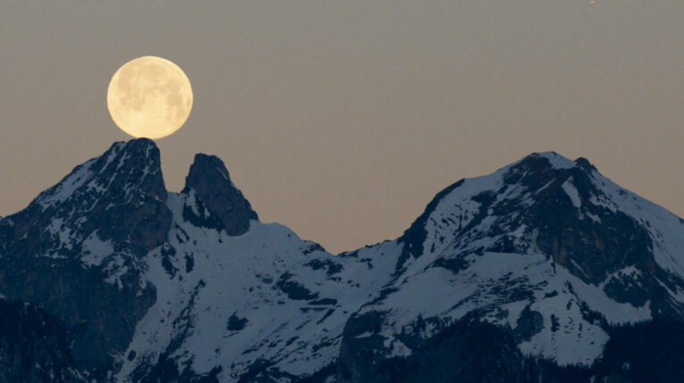 Imagen referencial de la luna llena en Suiza en 2022.