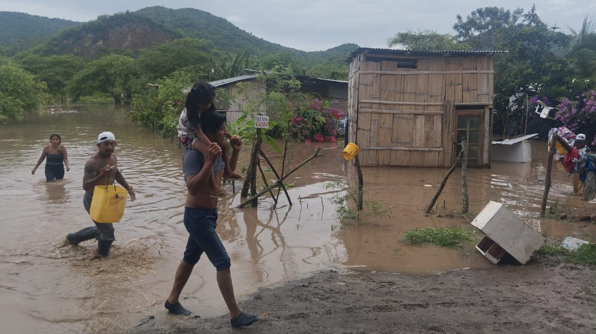 El Niño: lluvias destruyen vías y dejan a tres cantones de Manabí bajo el agua