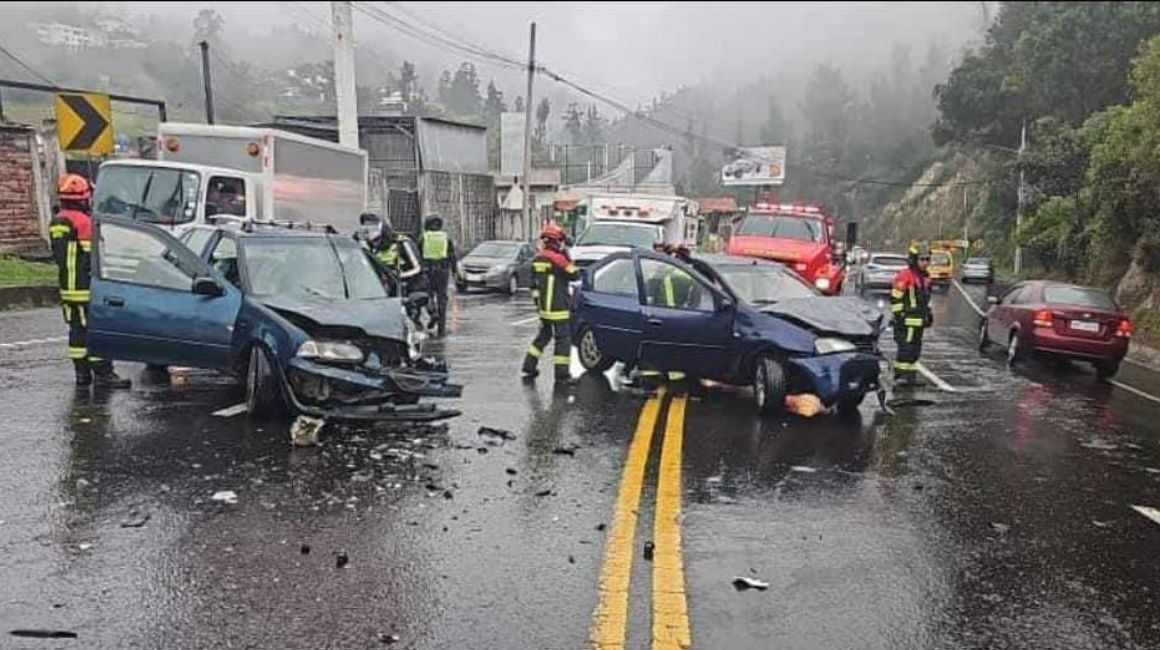 Choque entre dos vehículos en la vía Interoceánica, en Cumbayá, Quito, el 24 de febrero de 2024.