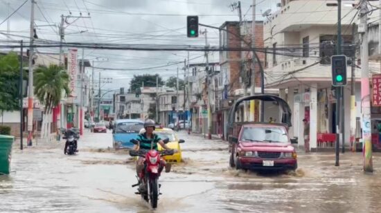 Las calles de Chone, en Manabí, quedaron cubiertas por las inundaciones, el 20 de febrero de 2024.