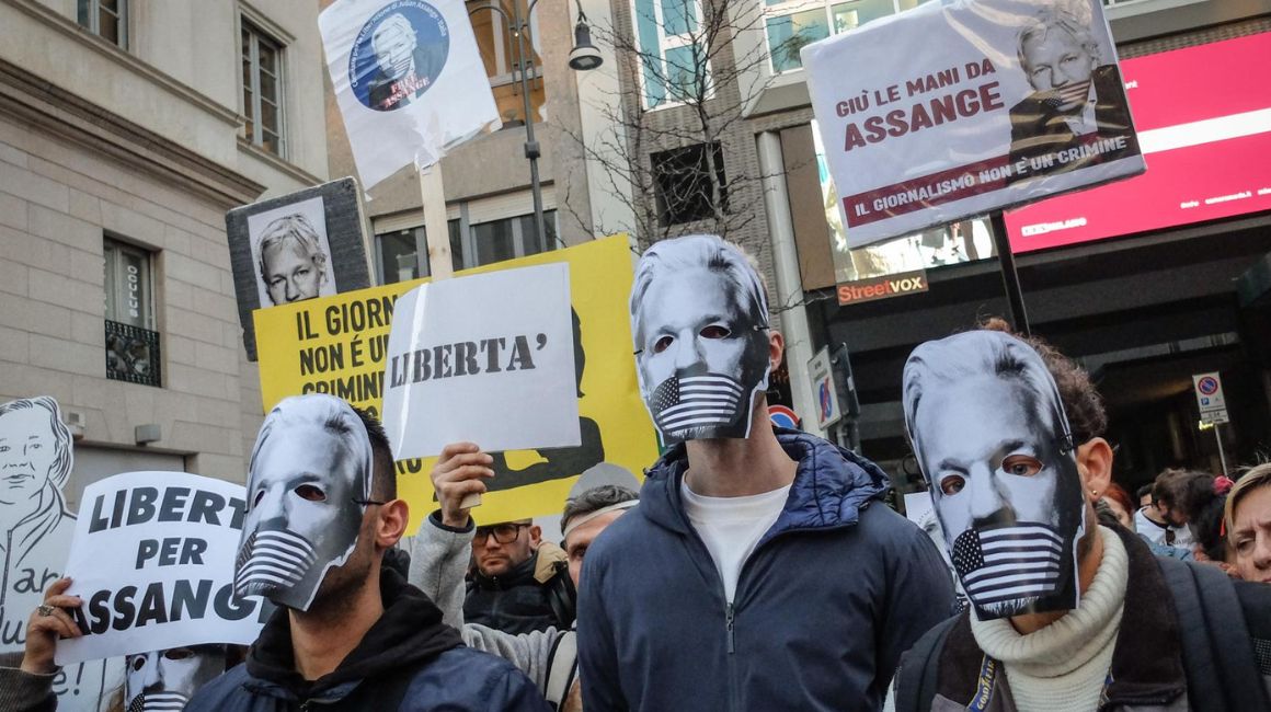 Activistas pro-Assange muestran carteles durante una protesta en el consulado británico en Milán, Italia, el 20 de febrero de 2024.