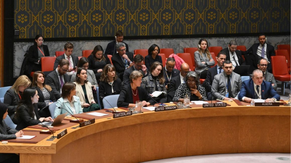 La embajadora de Estados Unidos ante la ONU, Linda Thomas-Greenfield, escucha mientras el embajador de Argelia ante la ONU, Amar Bendjama, habla durante una reunión del Consejo de Seguridad de la ONU sobre la guerra entre Israel y Hamas, en la sede de la ONU en la ciudad de Nueva York el 20 de febrero de 2024.