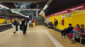 Usuarios del Metro de Quito en la estación La Pradera, el 20 de febrero de 2024.