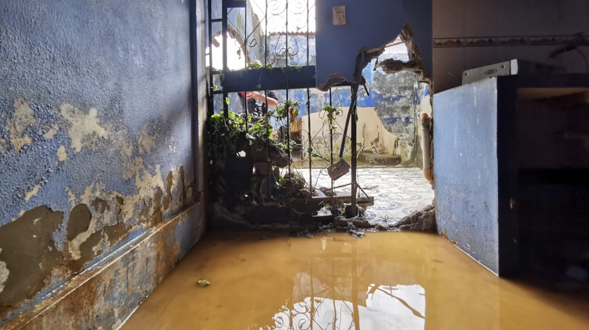 Una vivienda que estaba desocupada llevó la peor parte y quedó con tres muros destruidos, incluida su fachada en la Beata Molina, al norte de Guayaquil.