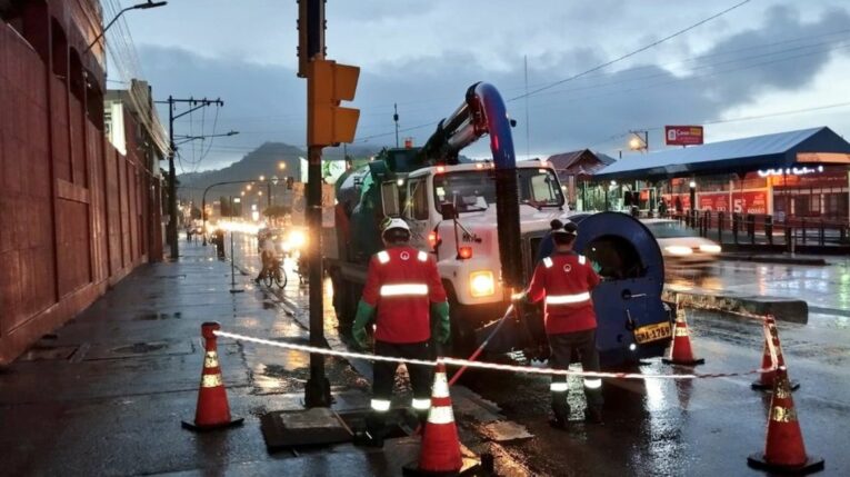 Personal de Interagua evacúa el agua acumulada en una avenida de Guayaquil.