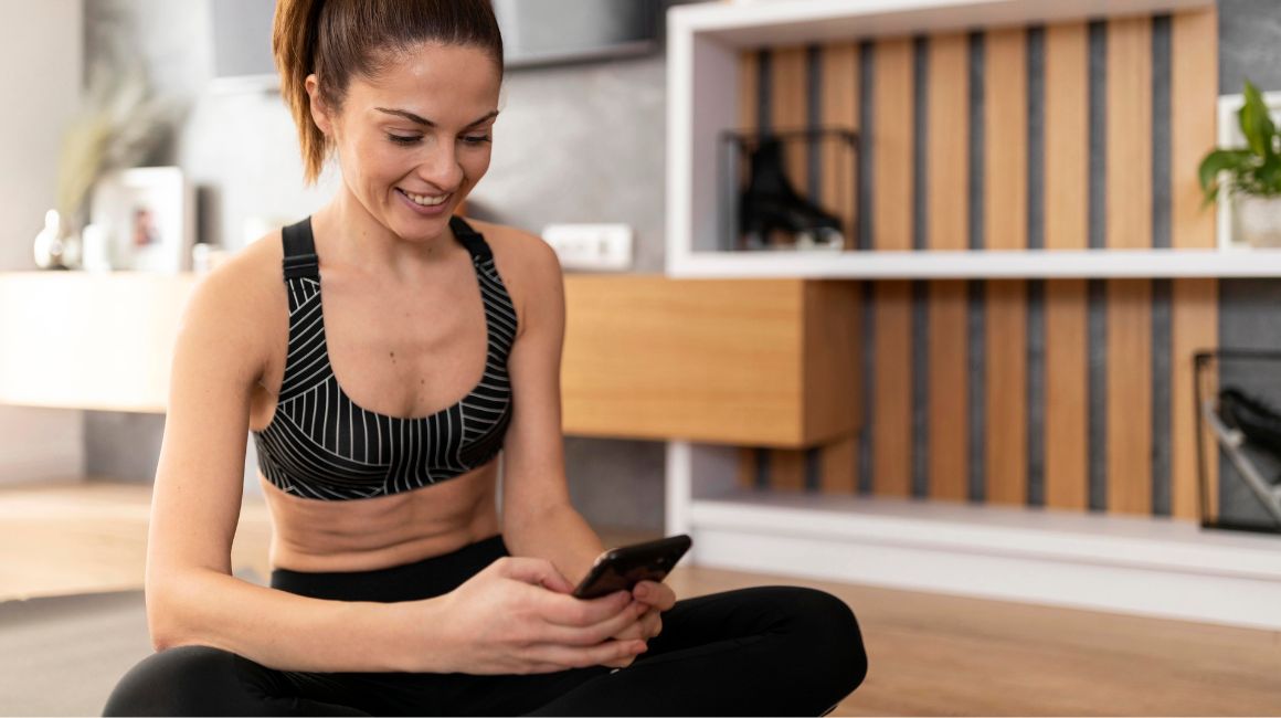 Mujer utilizando apps de salud y fitness