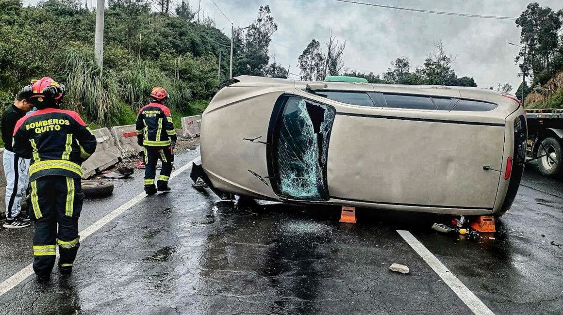 Efectivos del Cuerpo de Bomberos atienden un accidente de tránsito en Quito, el 21 de febrero de 2024.