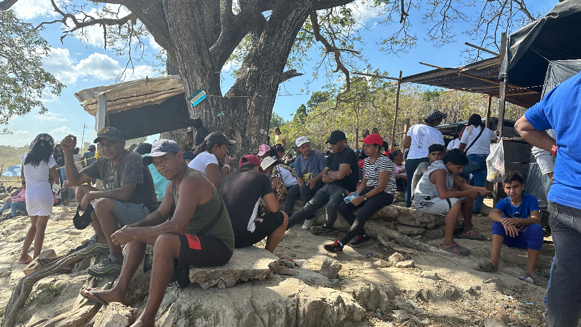 Familiares esperan recibir los cuerpos de los mineros que murieron tras el colapso de una remota mina ilegal, en Puerto Guacara en La Paragua, estado Bolívar, Venezuela, el 21 de febrero de 2024.