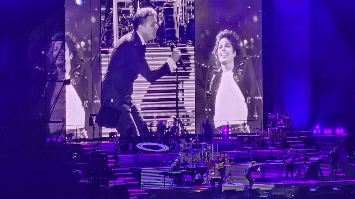 En los visuales del concierto se mostró imágenes de Michael Jackson y Frank Sinatra.