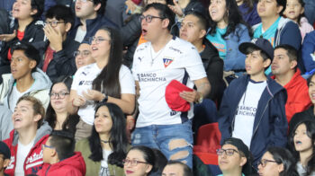 Hinchas de Liga de Quito, en el estadio Rodrigo Paz Delgado, el 17 de febrero de 2023.