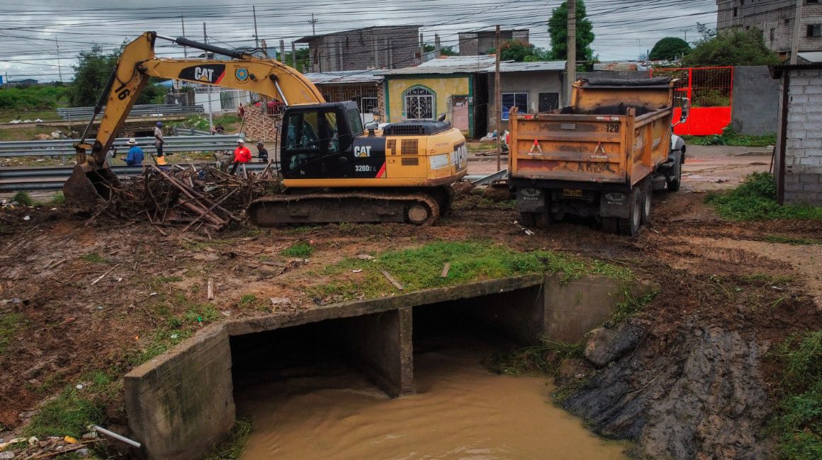 Maquinaria trabaja en la limpieza de un canal en Posorja, Guayaquil, el 21 de febrero de 2024.