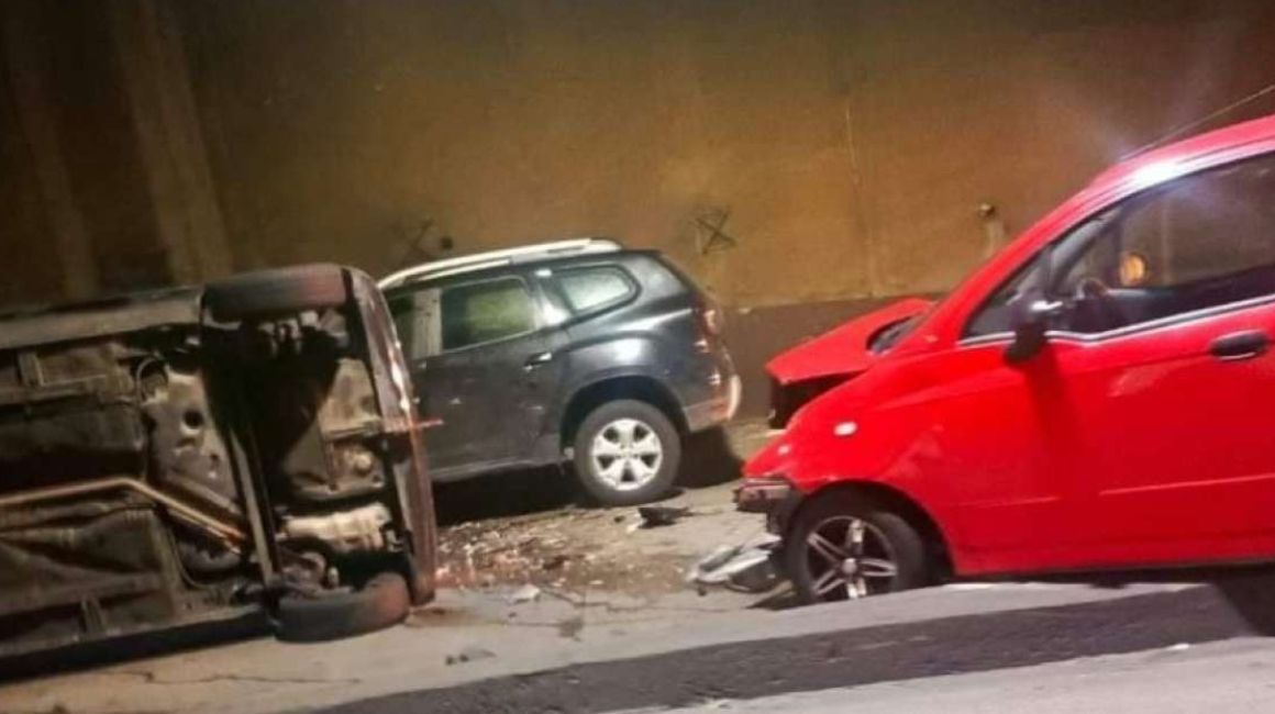 Vehículos accidentados en la avenida Mariscal Sucre, en el túnel de San Diego, el 23 de febrero de 2024.