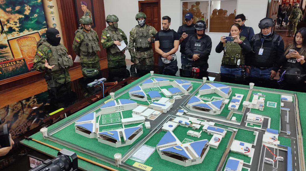 En el Fuerte Patria, con la ayuda de una maqueta, el Ejército prepara los operativos a realizarse en el CRS Cotopaxi.