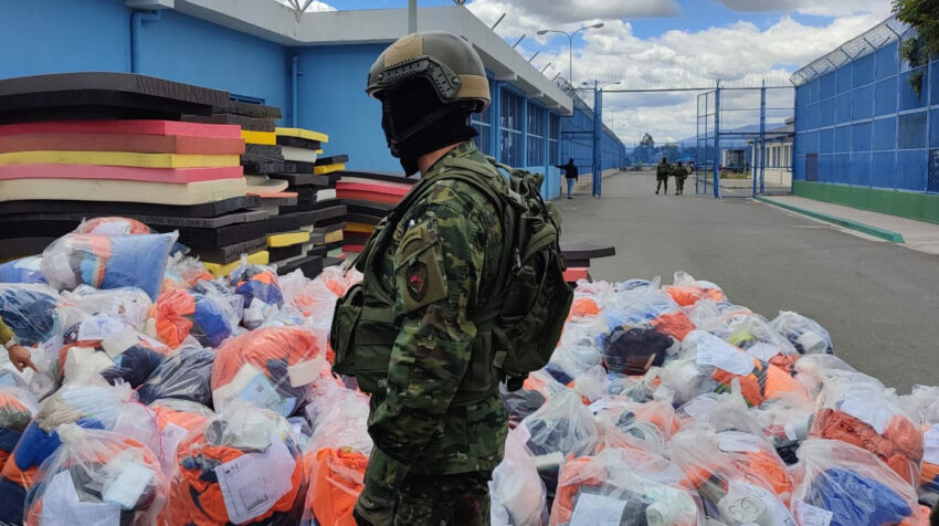 Relatives of prisoners send kits with dishes, clothing and toiletries to the CRS Cotopaxi.