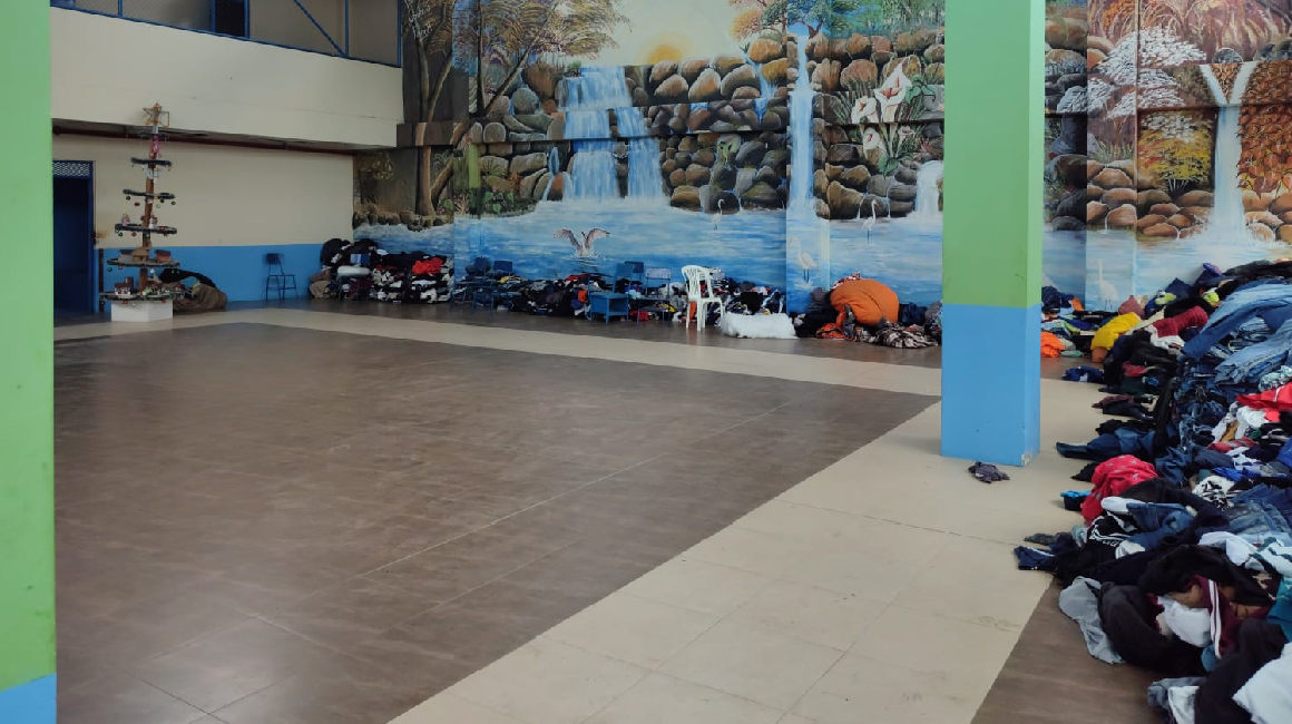 En la sala de visitas conyugales del pabellón de máxima seguridad del CRS Cotopaxi, se acondicionó una especie de bodega de ropa para las personas que salen de prisión.