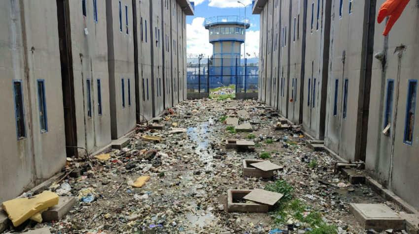 Image of one of the corridors that divide the pavilions and cells at CRS Cotopaxi.