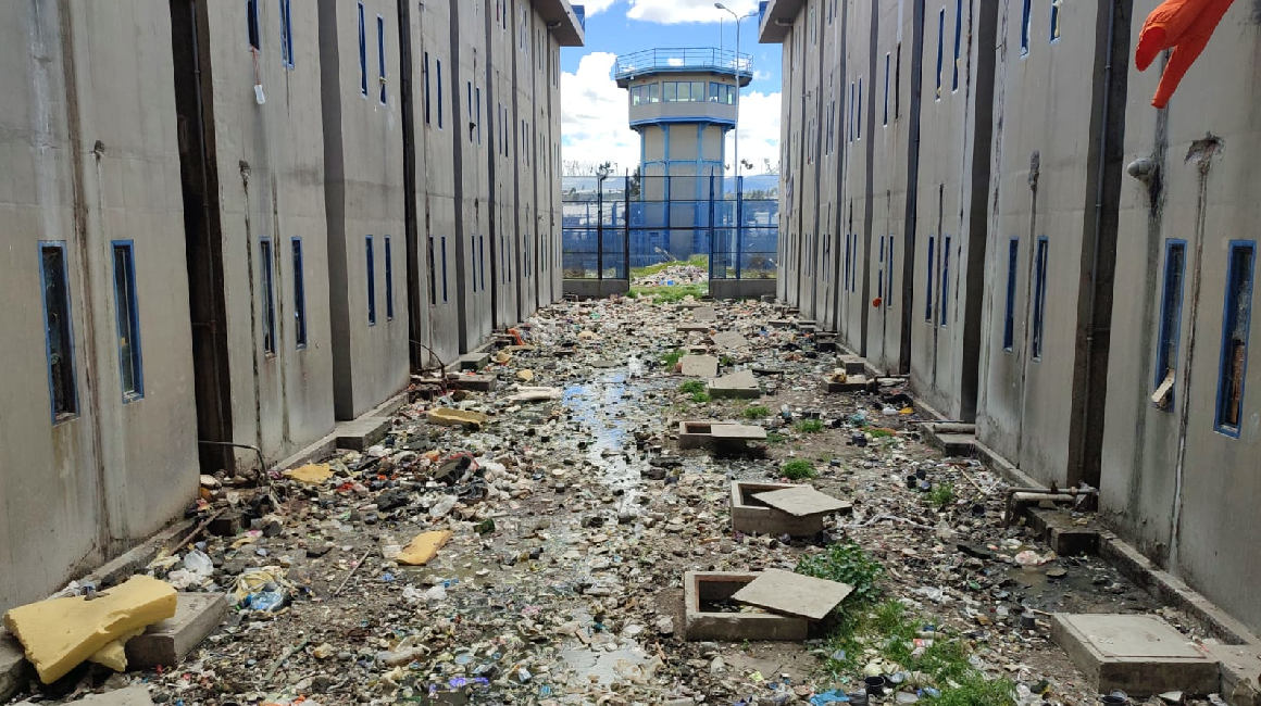 Imagen de uno de los corredores que dividen los pabellones y las celdas en el CRS Cotopaxi.