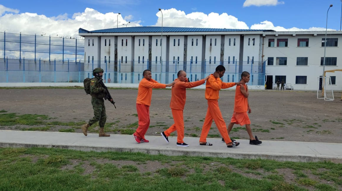 Un grupo de presos caminan con custodia militar, el 22 de febrero de 2024, en el CRS Cotopaxi.