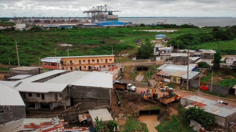 Maquinaria municipal retira palizada de canales de drenaje pluvial en la parroquia rural de Posorja, perteneciente a Guayaquil, donde más de 300 casas resultaron inundadas el 20 de febrero de 2024.