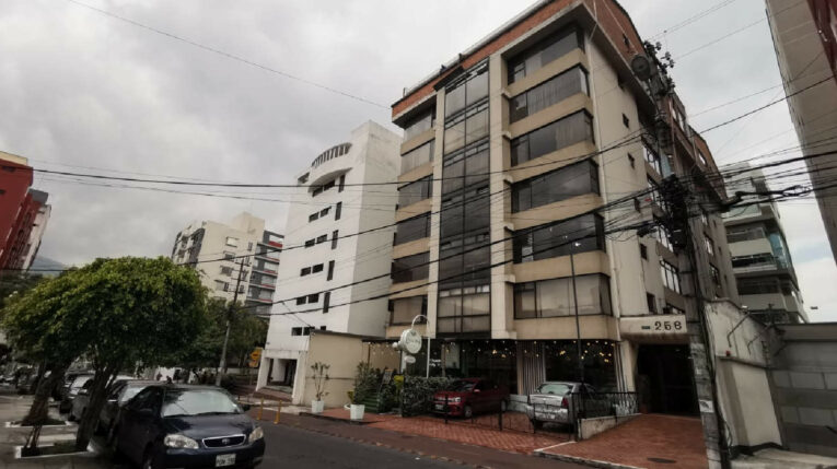 Edificio ubicado en el centro-norte de Quito, dónde debería funcionar JRAL Medical, nombre comercial del RUC de Javier Roberto Andrade Lara, involucrado en la red Zoldan.