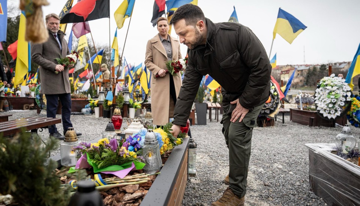 El presidente de Ucrania, Volodímir Zelenski, en un acto por el segundo aniversario de la guerra con Rusia.
