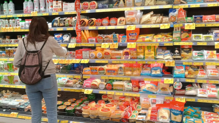 Una cliente elige un producto en la sección de quesos de un supermercado en Quito, 24 de febrero de 2024. 