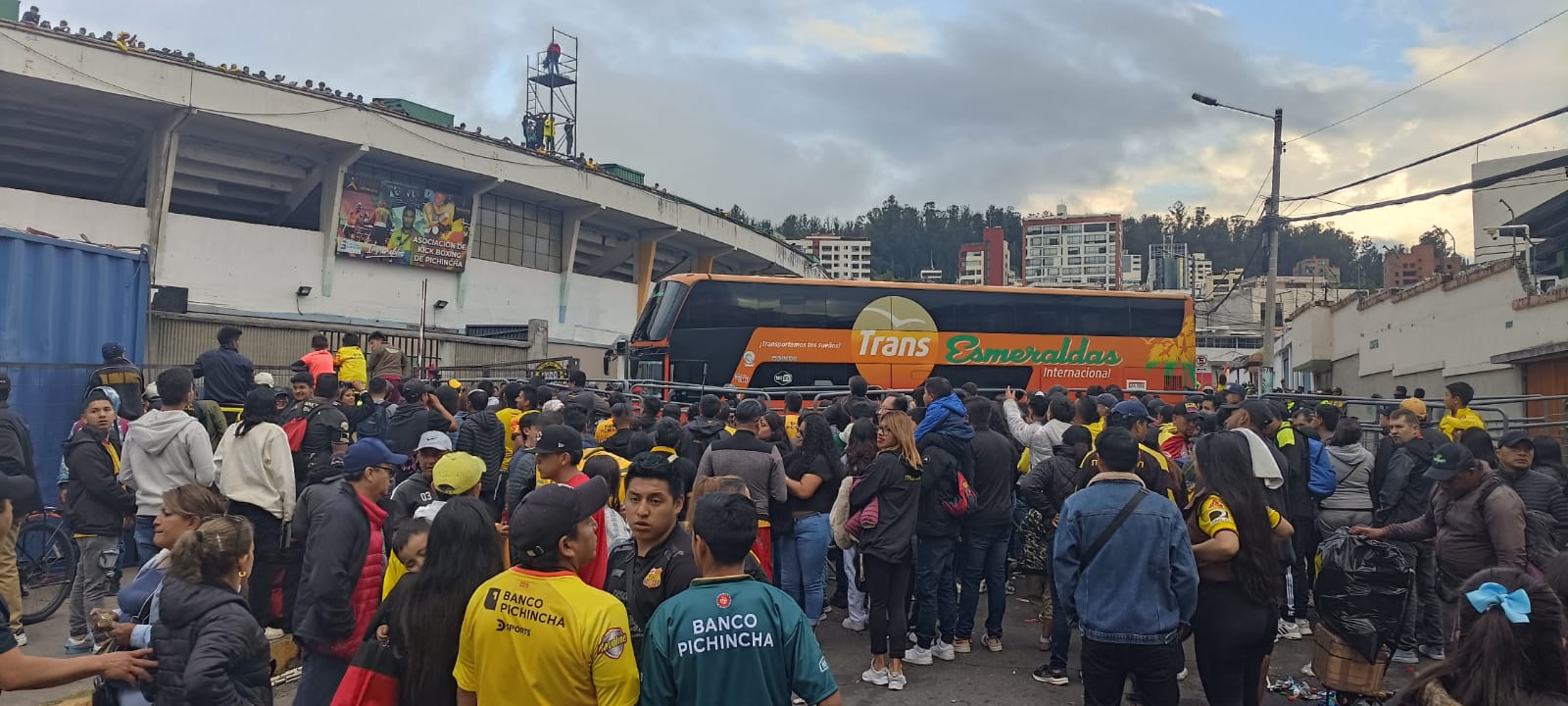 El bus con el plantel de Barcelona llega al estadio Olímpico Atahualpa, para la Noche Amarilla, el 24 de febrero de 2024. 