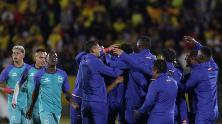 Los jugadores del Deportivo Quito festejan el gol de Rafael Dávila, ante Barcelona SC, en la Noche Amarilla, el 24 de febrero de 2024. 