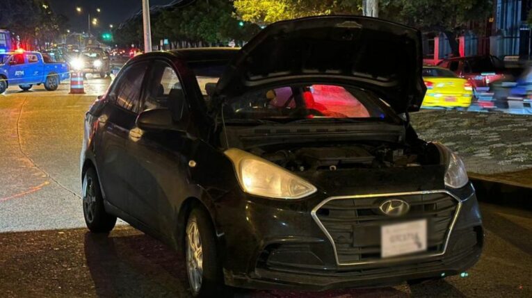 El vehículo en el que circulaban los presuntos delincuentes en el sector de la Atarazana, en Guayaquil, el 26 de febrero de 2024.