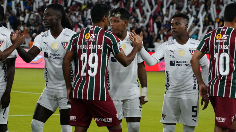 Jugadores de Liga de Quito y Fluminense en el partido de ida de la Recopa Sudamericana, 22 de febrero de 2024.