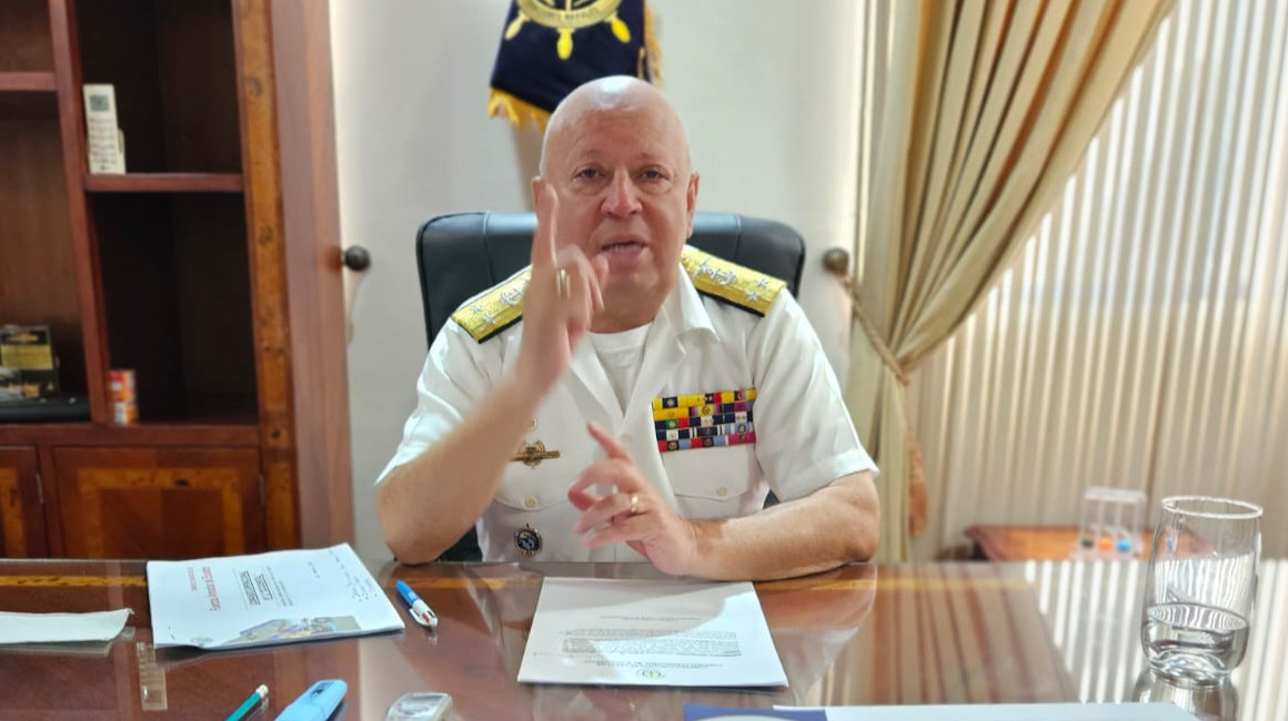 El contralmirante Enrique Aristizabal, comandante de Operaciones Navales, explica detalles sobre las intervenciones carcelarias el 26 de febrero de 2024.