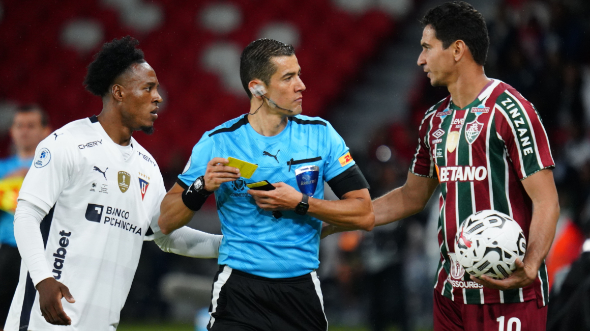 Jhojan Julio y Ganso, en el partido de ida de la Recopa entre Liga y Fluminense, el 22 de febrero de 2024.