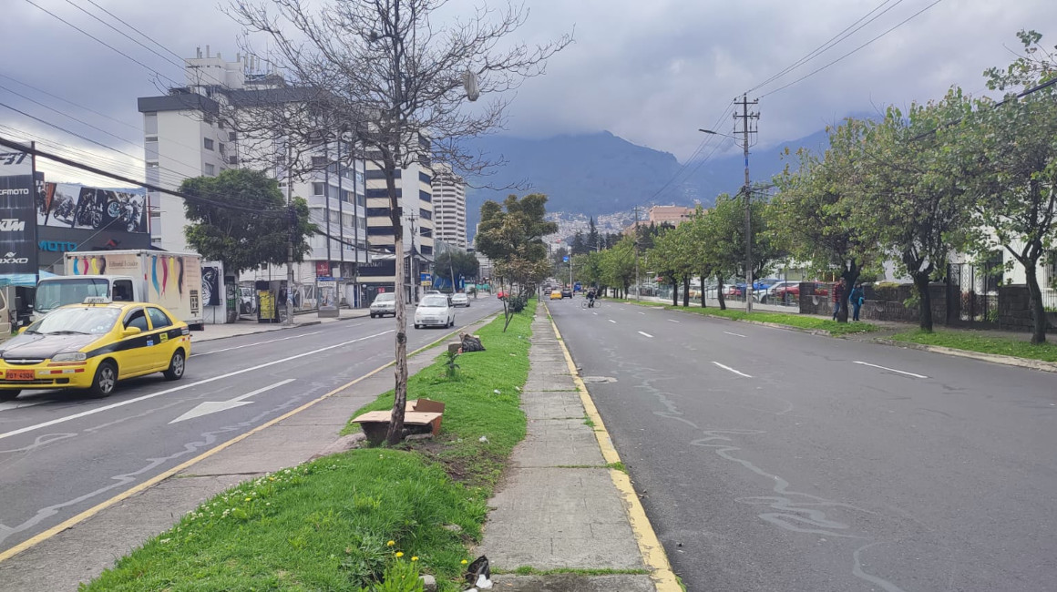 Vehículos circulan por la avenida Orellana, de Quito, el 26 de febrero de 2024.