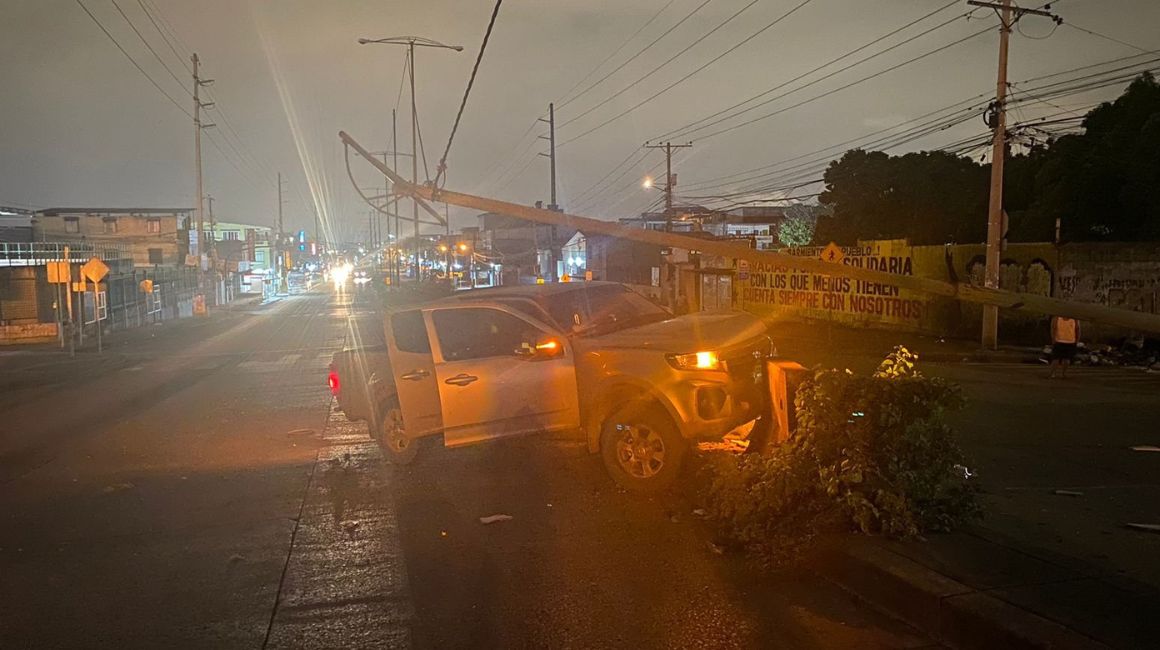 Una camioneta chocó contra un poste en la avenida Casuarina, en Guayaquil, el 27 de febrero de 2024.