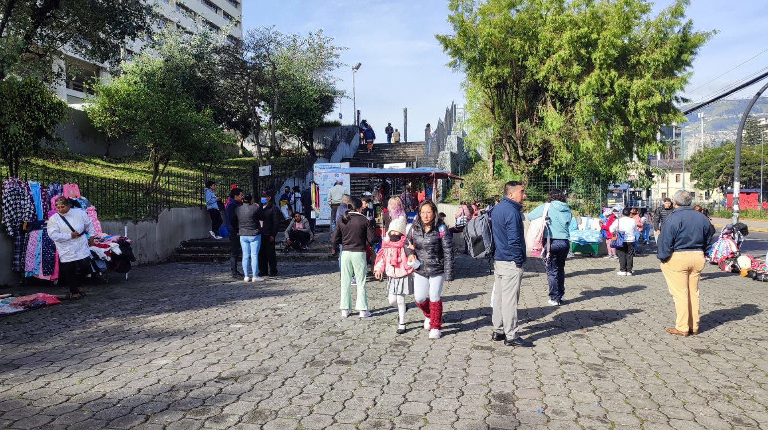 Pacientes en las afueras del hospital Eugenio Espejo de Quito, el 27 de febrero de 2024.