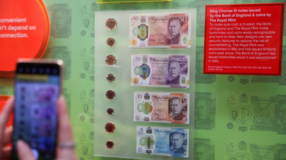 Los nuevos billetes con la imagen del rey Carlos III de Reino Unido se exponen ahora en el Museo del Banco Central de Londres y comenzarán a circular en junio próximo.