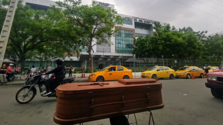 Un negocio de servicios funerarios exhibe féretro en plena calle, frente al Hospital Abel Gilbert Pontón, al suroeste de Guayaquil, el 27 de febrero de 2024.