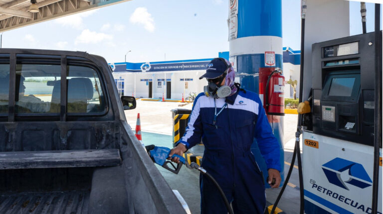 Gasolinas Extra y Ecopaís subirán USD 0,06 por galón por alza de IVA desde abril de 2024