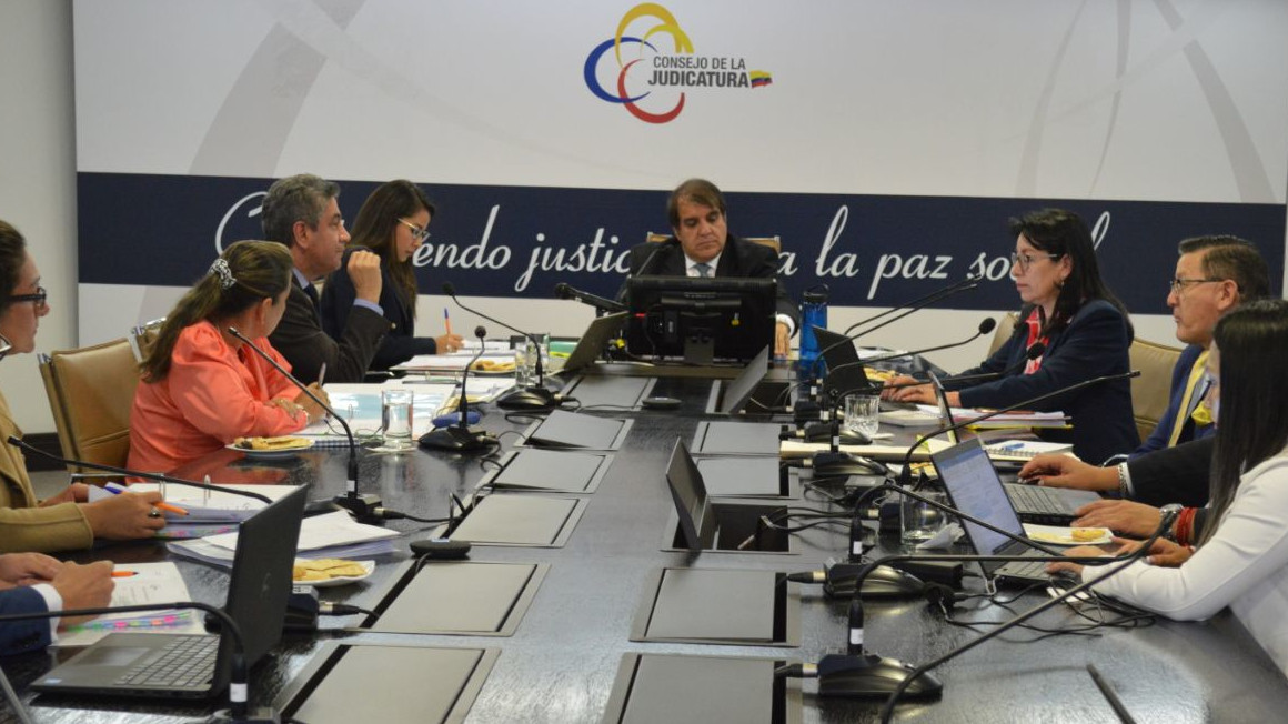 El presidente de la Judicatura, Álvaro Román, la vocal Solanda Goyes (der.) y otros integrantes del organismo en sesión plenaria el 27 de febrero de 2024.